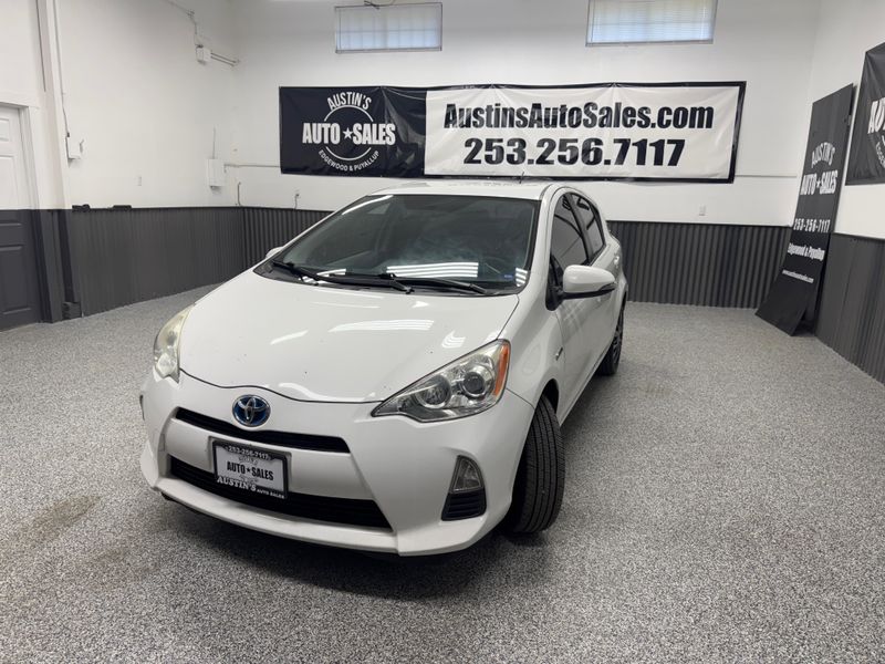 2014 Toyota Prius C One photo 2
