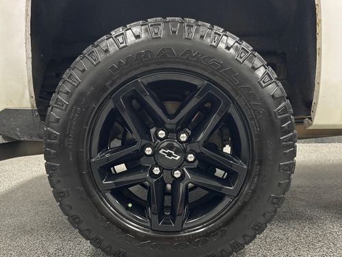 2017 Chevrolet Silverado 1500 LT Z71 Crew Cab Lower Image 3