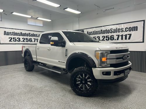 10806 - 2017 Ford F-250 Super Duty Lariat Crew Cab
