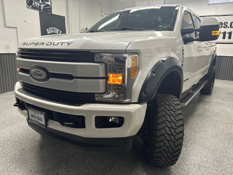 2017 Ford F-250 Super Duty Lariat Crew Cab Upper Image 2
