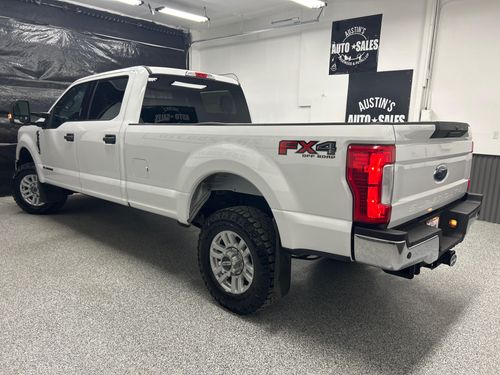 2017 Ford F-350 Super Duty XLT Crew Cab Lower Image 1