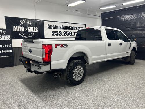 2017 Ford F-350 Super Duty XLT Crew Cab Lower Image 3
