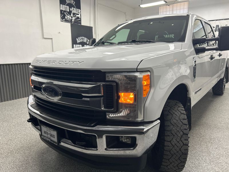 2017 Ford F-350 XLT photo 2