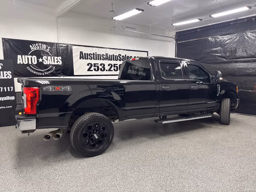 2017 Ford F-350 Super Duty XLT Crew Cab Lower Image 3