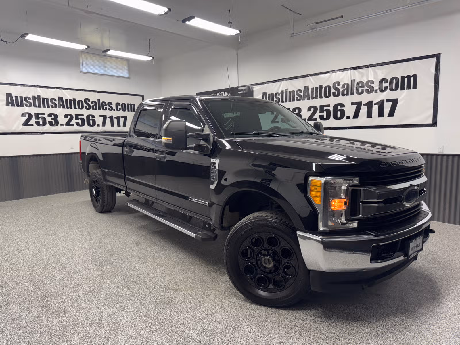 2017 Ford F-350 Super Duty XLT Crew Cab Upper Image 1