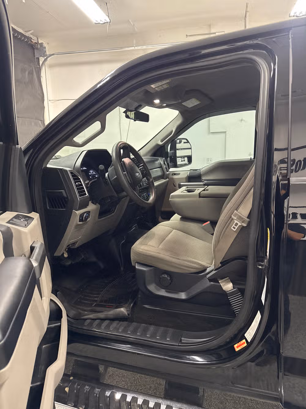 2017 Ford F-350 Super Duty XLT Crew Cab Image 8