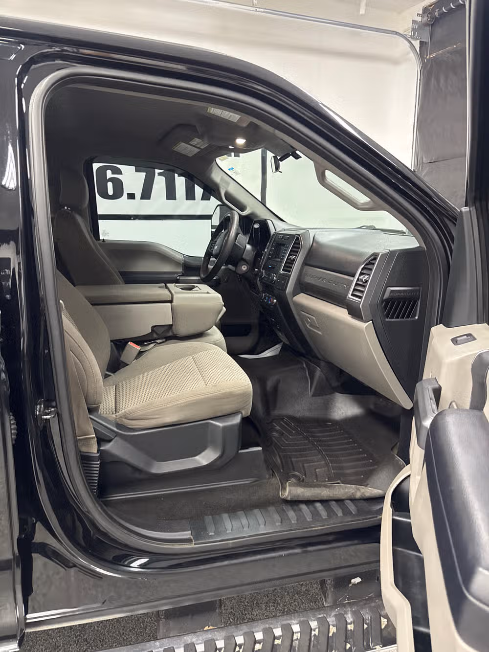 2017 Ford F-350 Super Duty XLT Crew Cab Image 12