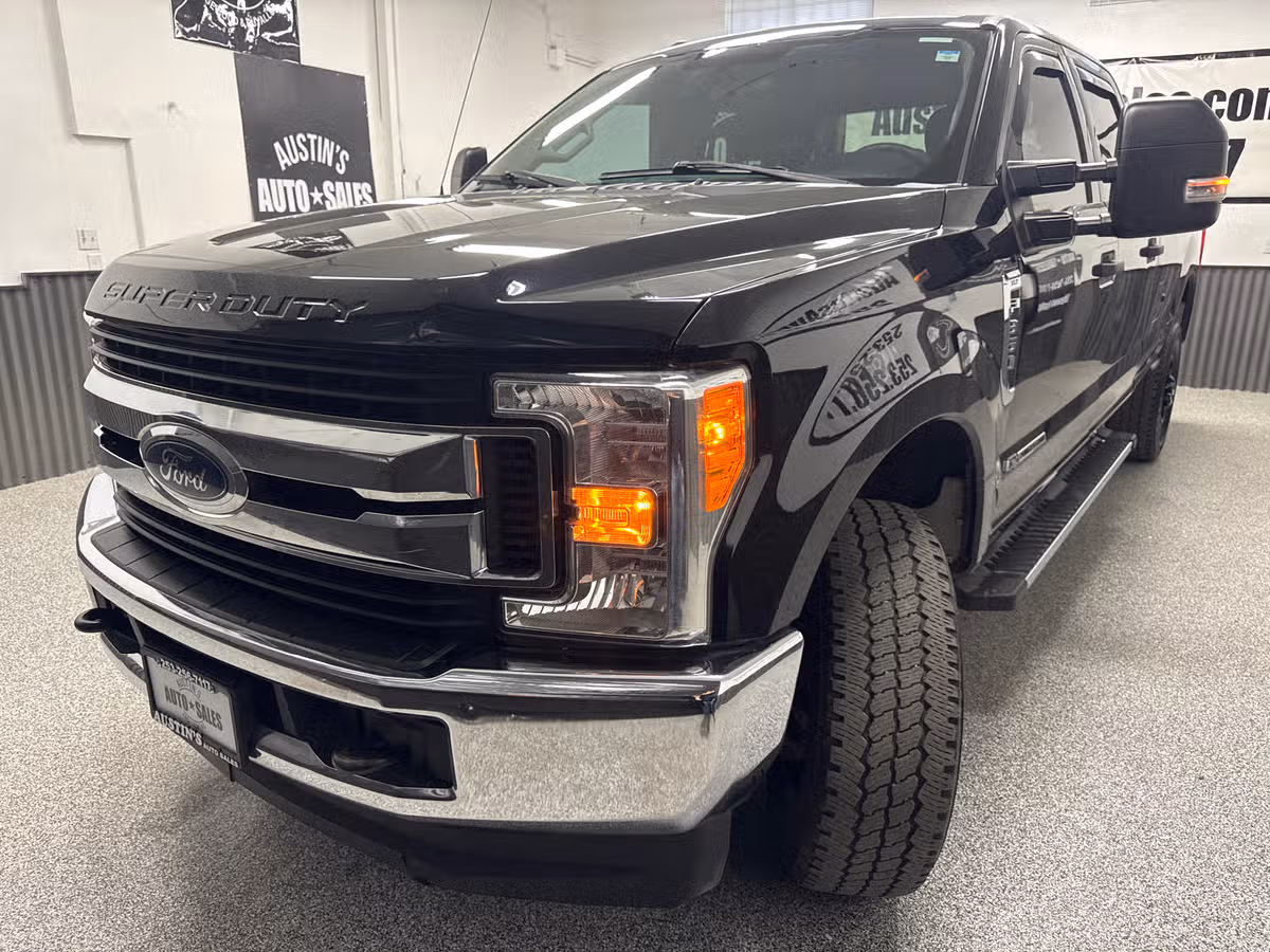 2017 Ford F-350 Super Duty XLT Crew Cab Image 2