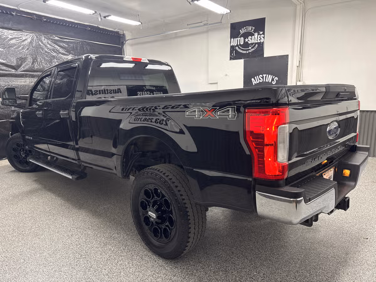 2017 Ford F-350 Super Duty XLT Crew Cab Image 3