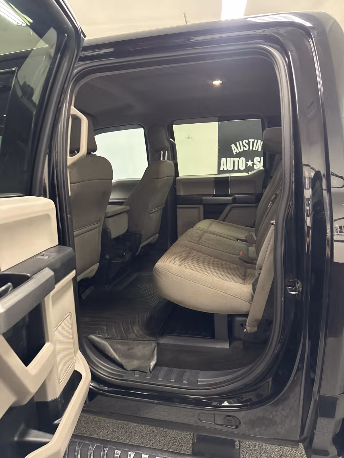 2017 Ford F-350 Super Duty XLT Crew Cab Image 9