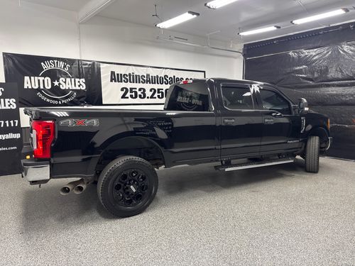2017 Ford F-350 Super Duty XLT Crew Cab Lower Image 3