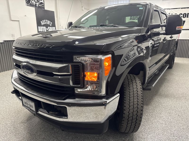 2017 Ford F-350 Super Duty XLT Crew Cab Upper Image 2