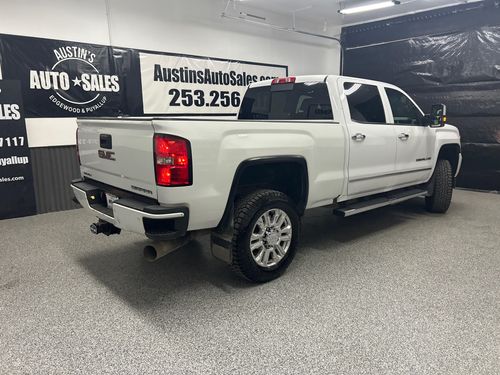 2017 GMC Sierra 2500HD Denali Crew Cab Lower Image 3
