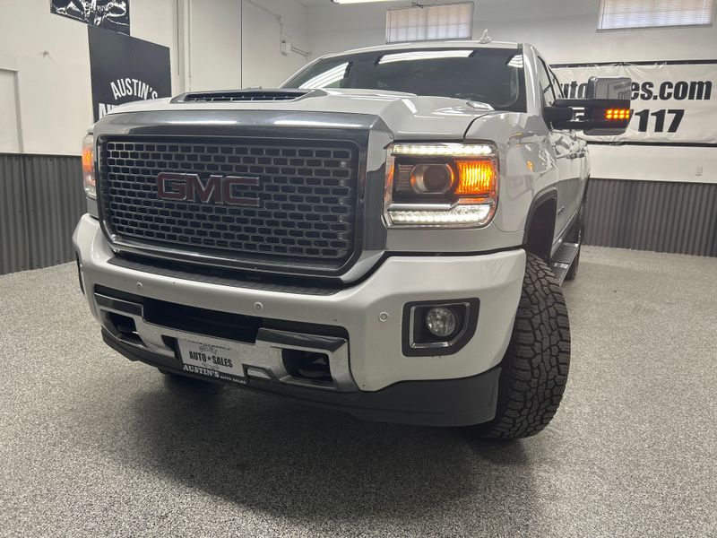 2017 GMC Sierra 2500HD Denali Crew Cab Upper Image 2