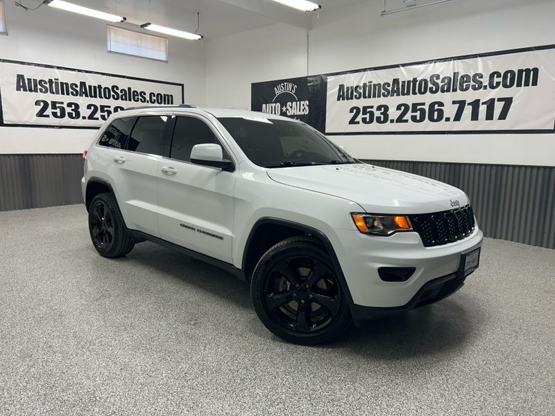 2018 Jeep Grand Cherokee Laredo E Upper Image 1