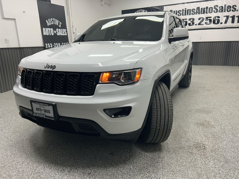 2018 Jeep Grand Cherokee Laredo E Upper Image 2