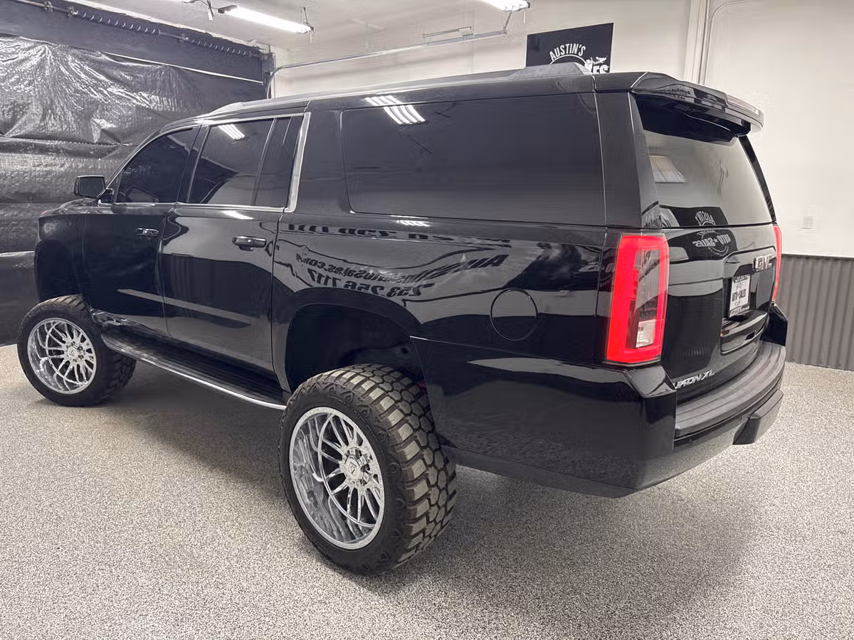 2017 GMC Yukon XL SLT Image 3