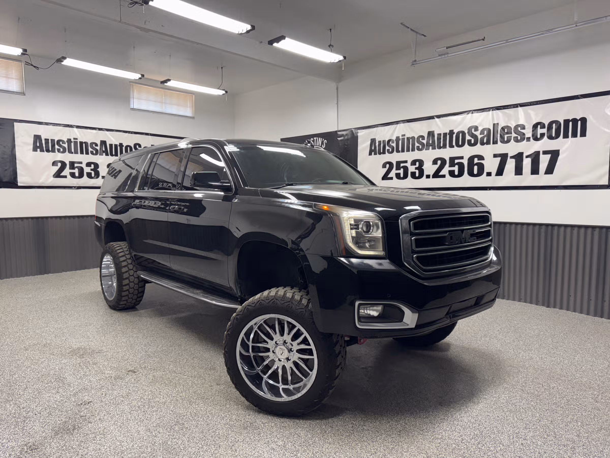 2017 GMC Yukon XL SLT Image 1