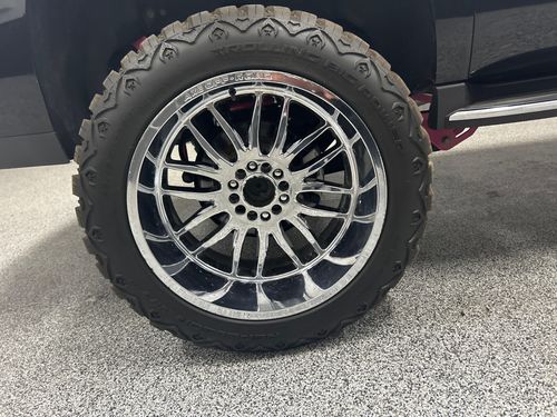 2017 GMC Yukon XL SLT Lower Image 3