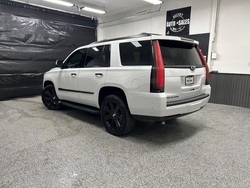 2017 Cadillac Escalade Luxury Lower Image 1