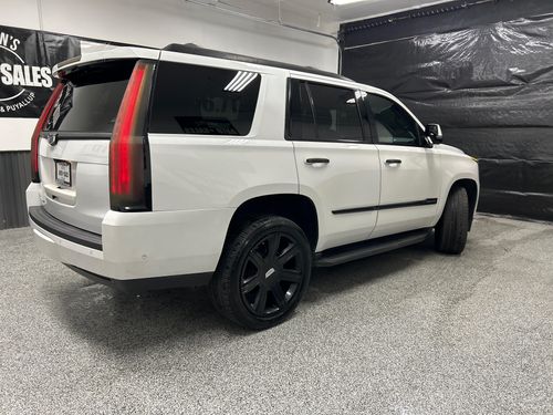 2017 Cadillac Escalade Luxury Lower Image 3
