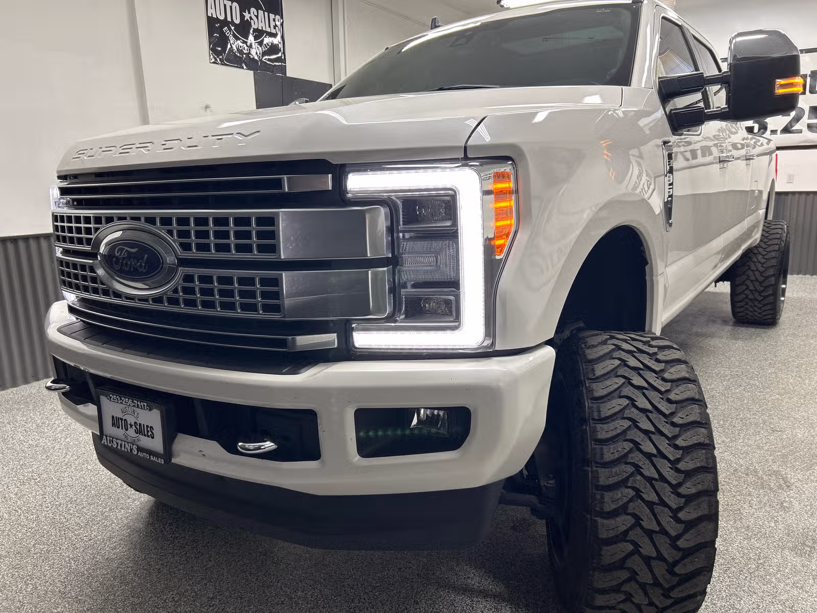 2019 Ford F-350 Super Duty Platinum Crew Cab Upper Image 2