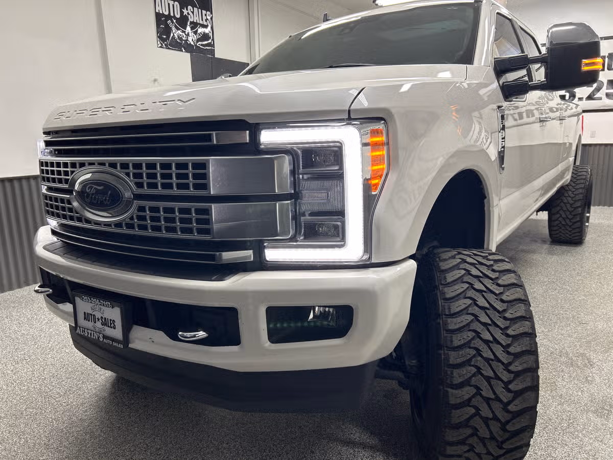 2019 Ford F-350 Super Duty Platinum Crew Cab Image 2