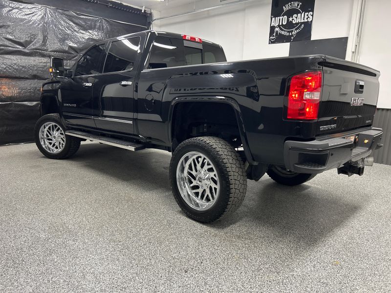 2018 GMC Sierra 3500HD Denali Crew Cab Upper Image 2