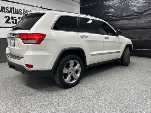 2011 Jeep Grand Cherokee Limited Lower Image 3