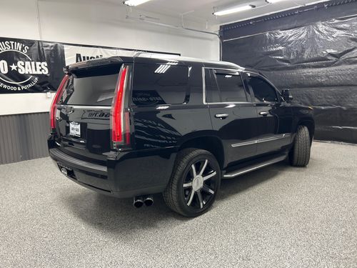 2016 Cadillac Escalade Luxury Collection Lower Image 3