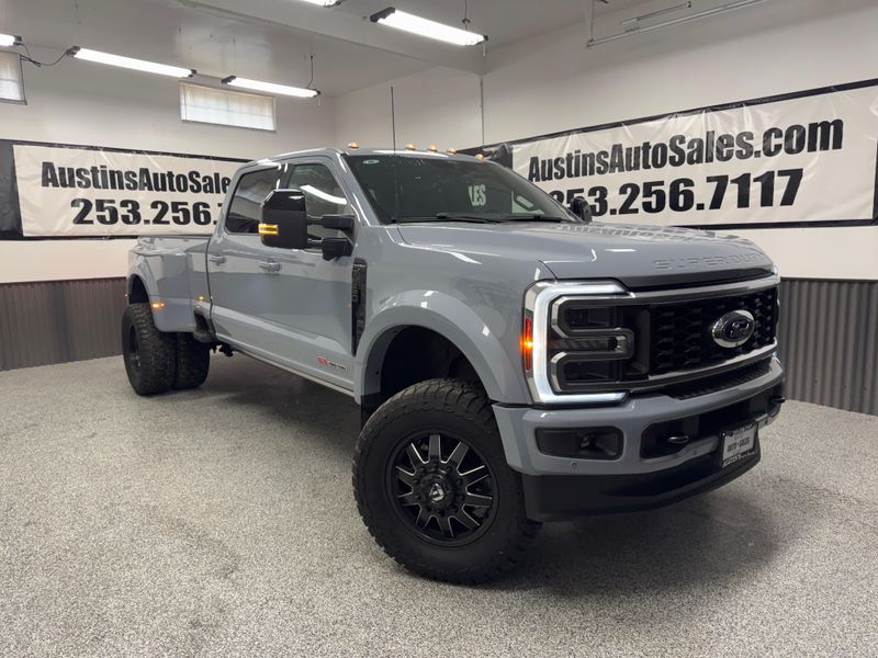 2025 Ford F-450 Super Duty Platinum Crew Cab Upper Image 1