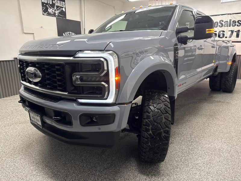 2025 Ford F-450 Super Duty Platinum Crew Cab Upper Image 2