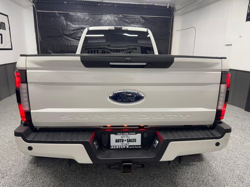 2017 Ford F-450 Super Duty Lariat Crew Cab Lower Image 2