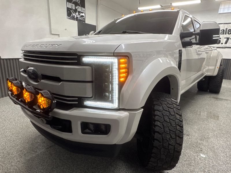 2017 Ford F-450 Super Duty Lariat Crew Cab Upper Image 2