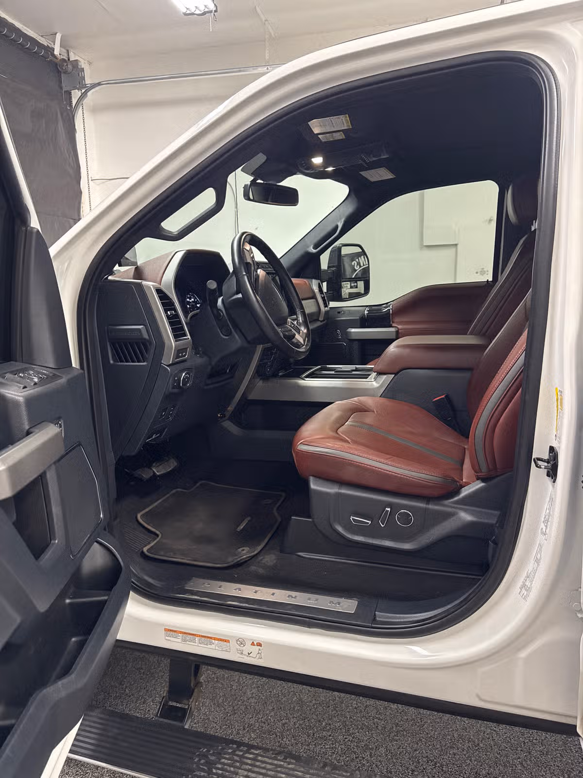 2022 Ford F-450 Super Duty Platinum Image 10