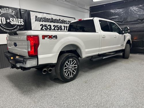 2019 Ford F-350 Super Duty Lariat Crew Cab Lower Image 3