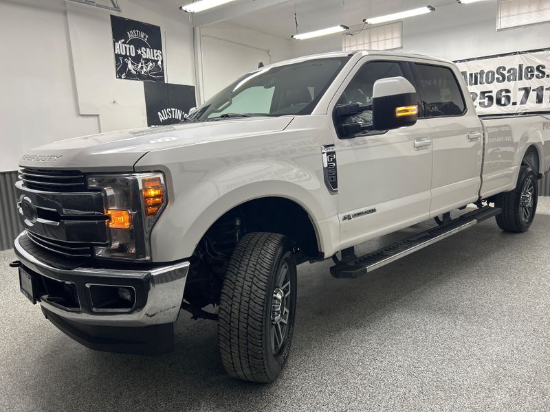 2019 Ford F-350 Super Duty Lariat Crew Cab Upper Image 2