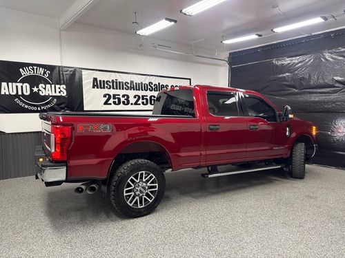 2017 Ford F-350 Super Duty XLT Crew Cab Lower Image 3