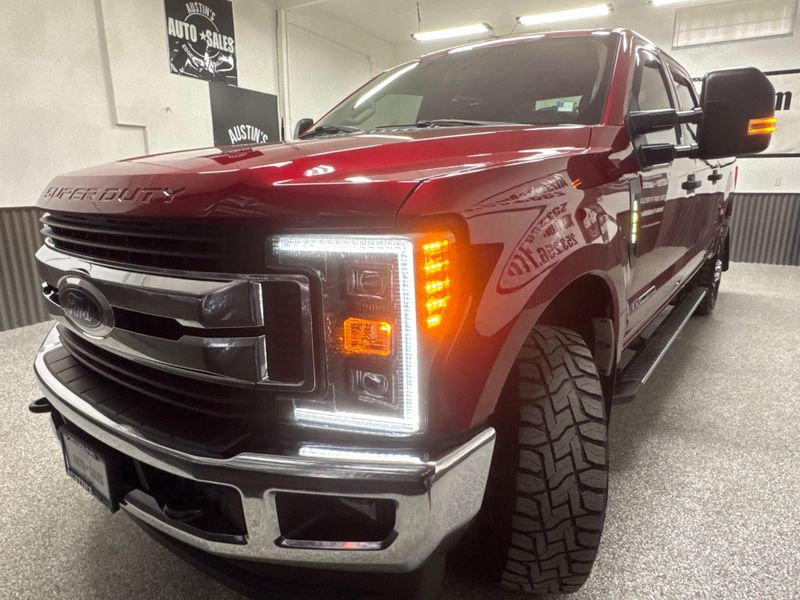 2017 Ford F-350 Super Duty XLT Crew Cab Upper Image 2