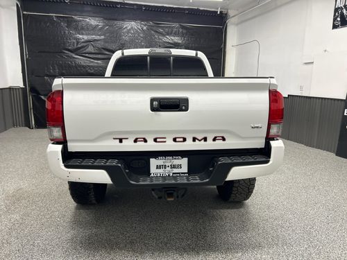 2016 Toyota Tacoma TRD Sport Double Cab Lower Image 2