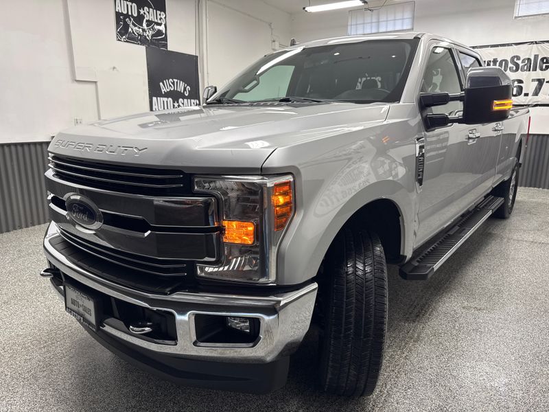 2019 Ford F-250 Super Duty Lariat Crew Cab Upper Image 2