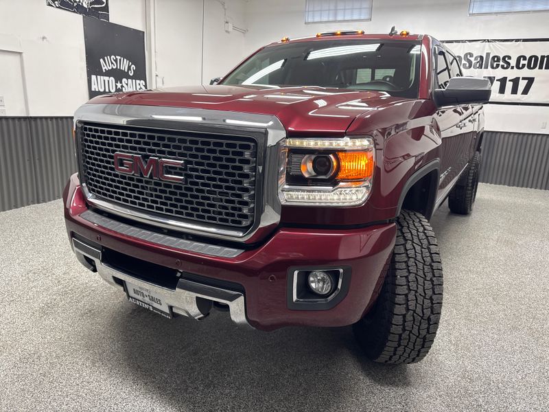 2015 GMC Sierra 2500HD Denali Crew Cab Upper Image 2