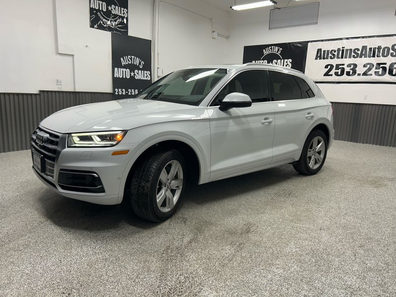 2019 Audi Q5 quattro Prestige 45 TFSI Upper Image 2