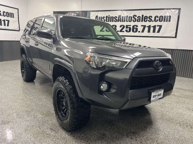 2017 Toyota 4Runner SR5 Upper Image 1