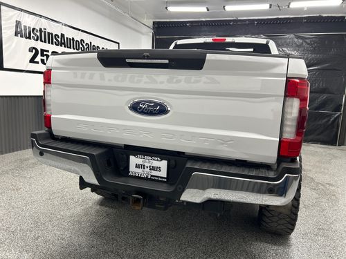 2019 Ford F-350 Super Duty Lariat Lower Image 3