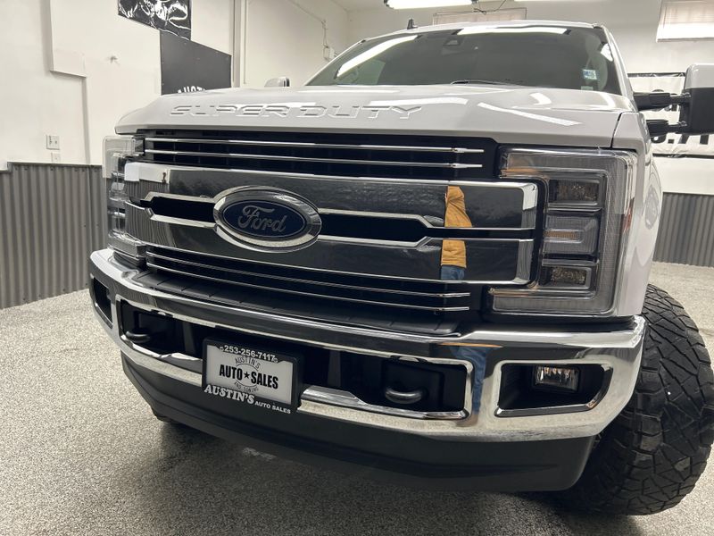 2019 Ford F-350 Super Duty Lariat Upper Image 2