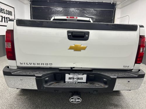 2009 Chevrolet Silverado 3500HD LTZ Lower Image 3