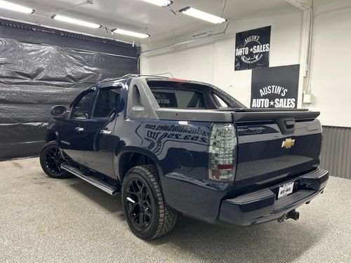 2008 Chevrolet Avalanche LTZ Crew Cab Lower Image 2