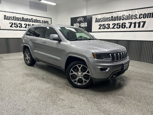 8529A - 2018 Jeep Grand Cherokee Sterling Edition