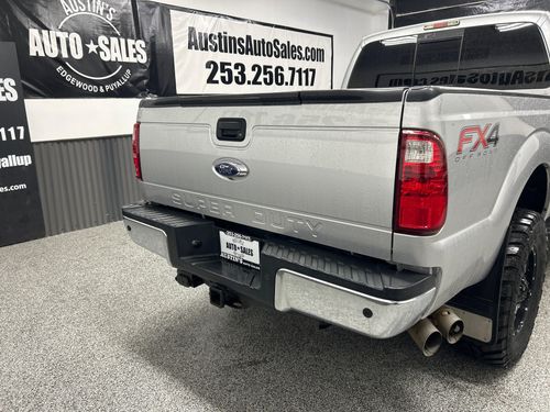 2016 Ford F-350 Super Duty Lariat Lower Image 3